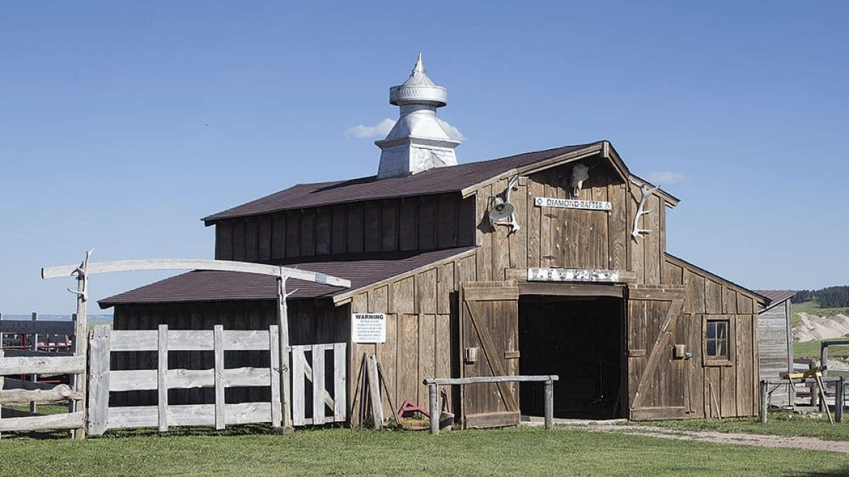 High-Plains-Homestead-barn