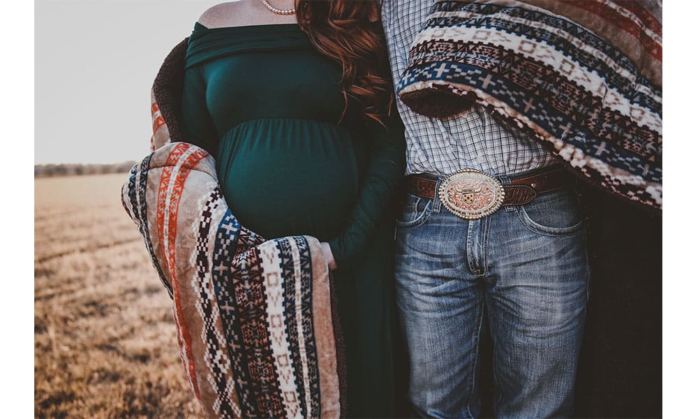 maternity photos photo cow cows cowgirl magazine courtney red green feeding cows