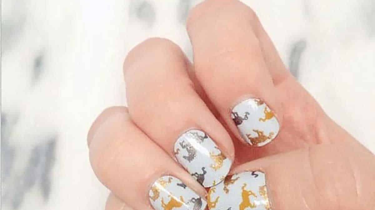 Gold-and-silver-horse-manicure